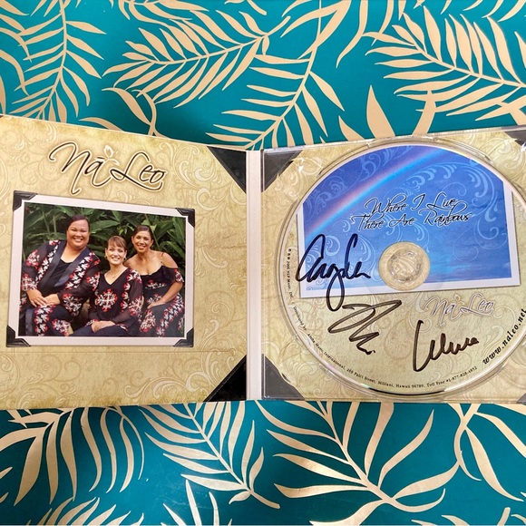 AUTOGRAPHED Na Leo CD, Where I Live There Are Rainbows 2006 - Picture 12 of 12